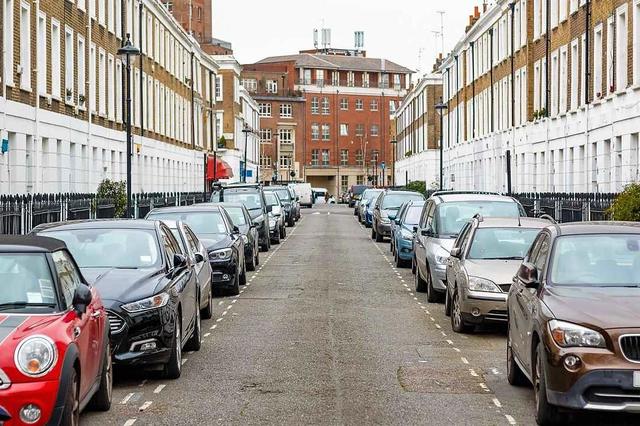 london-street-with-georgian-style-townhouses-and-cars-parked-either-side (2).jpg