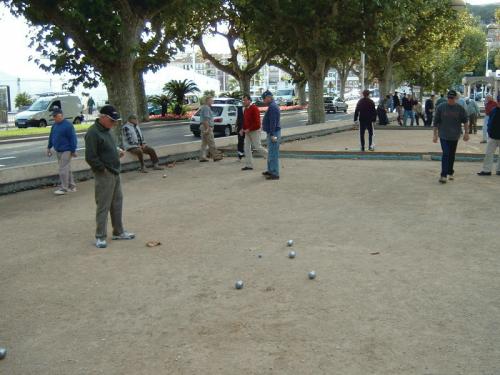 800px-Pétanque_players_in_Cannes_(France)_2003.jpg