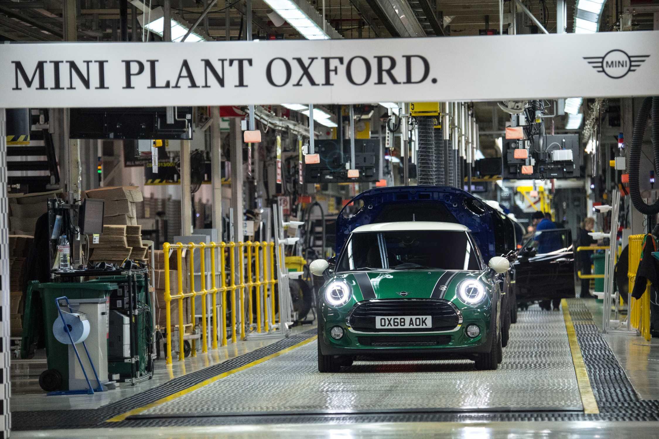 P90331225-mini-cooper-60-years-edition-3-door-at-mini-plant-oxford-01-2019-2250px.jpg