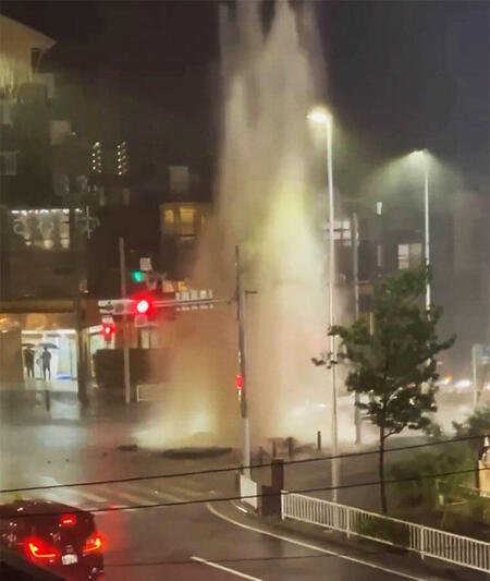 マンホール爆発.jpg